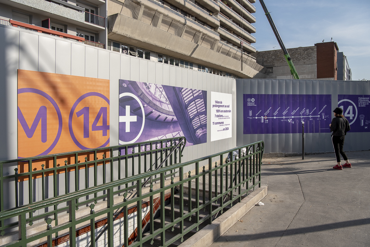 Plusieurs photos d'habillage des palissades de chantier pour la future gare Maison-Blanche Paris XIIIe