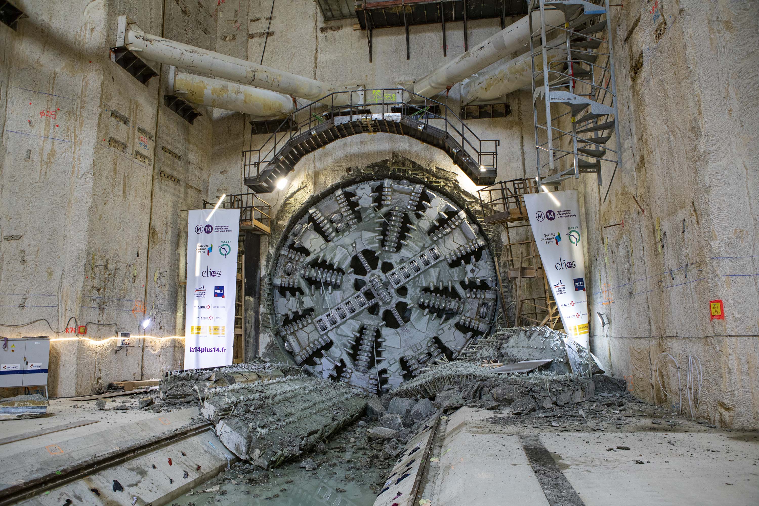 Photo du tunnelier Allison franchit le tympan sud de la gare Kremlin-Bicêtre Hôpital