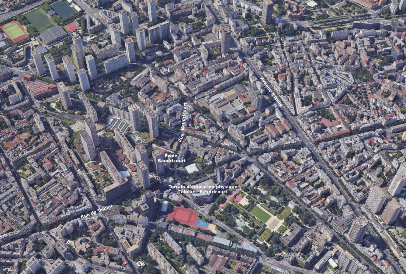 Vue aérienne du quartier des travaux de prolongement au sud de la ligne 14 dans le 13e arrondissement, pointant les emplacements de l'école Baudricourt et du terrain d'éducation physique Tolbiac - Baudricourt