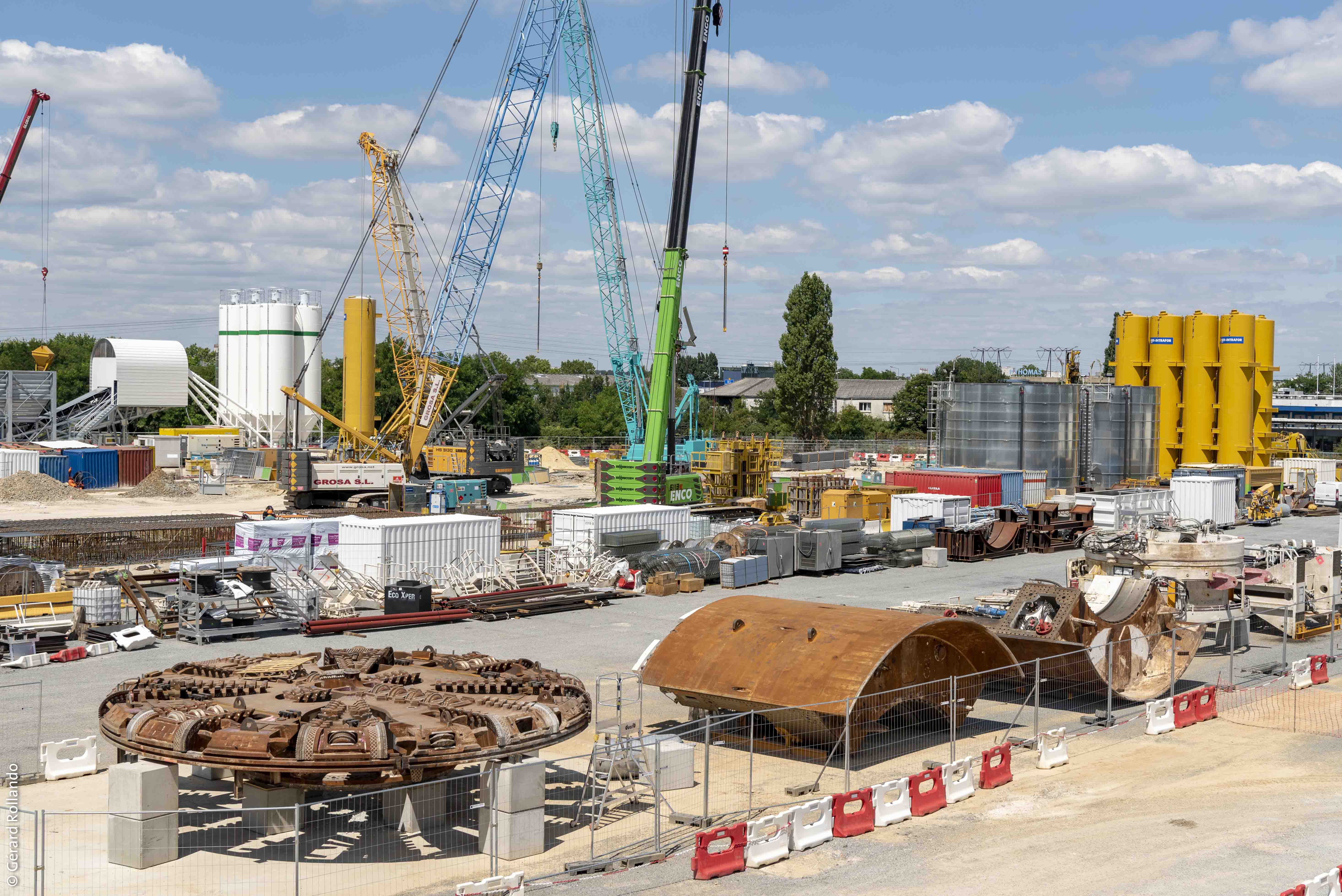 Photographie des composants du tunnelier prêts à être assemblés sur le chantier de la gare Pont de Rungis, pour le prolongement au sud de la ligne 14.