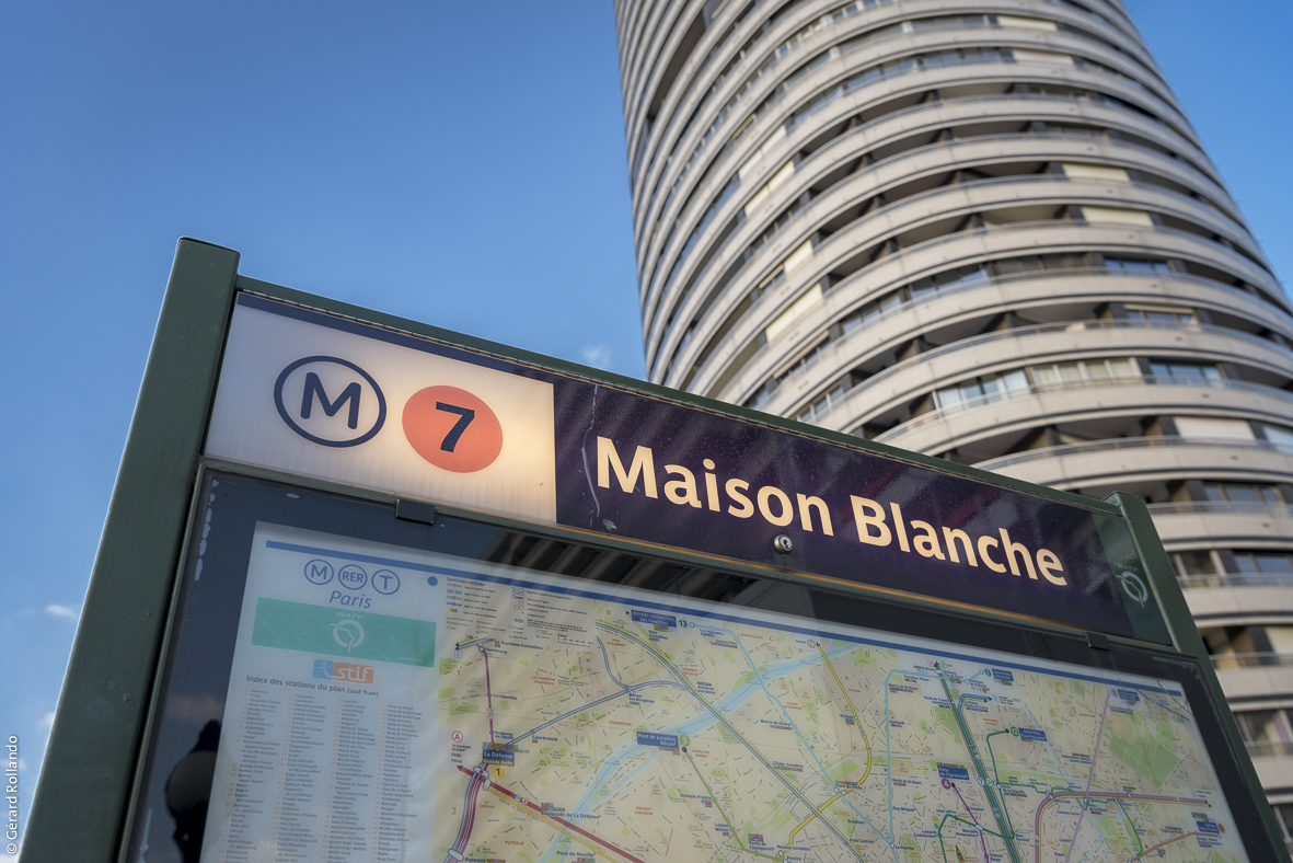 Photo de la signalétique d'accès à la station Maison Blanche de la ligne 7 du métro parisien
