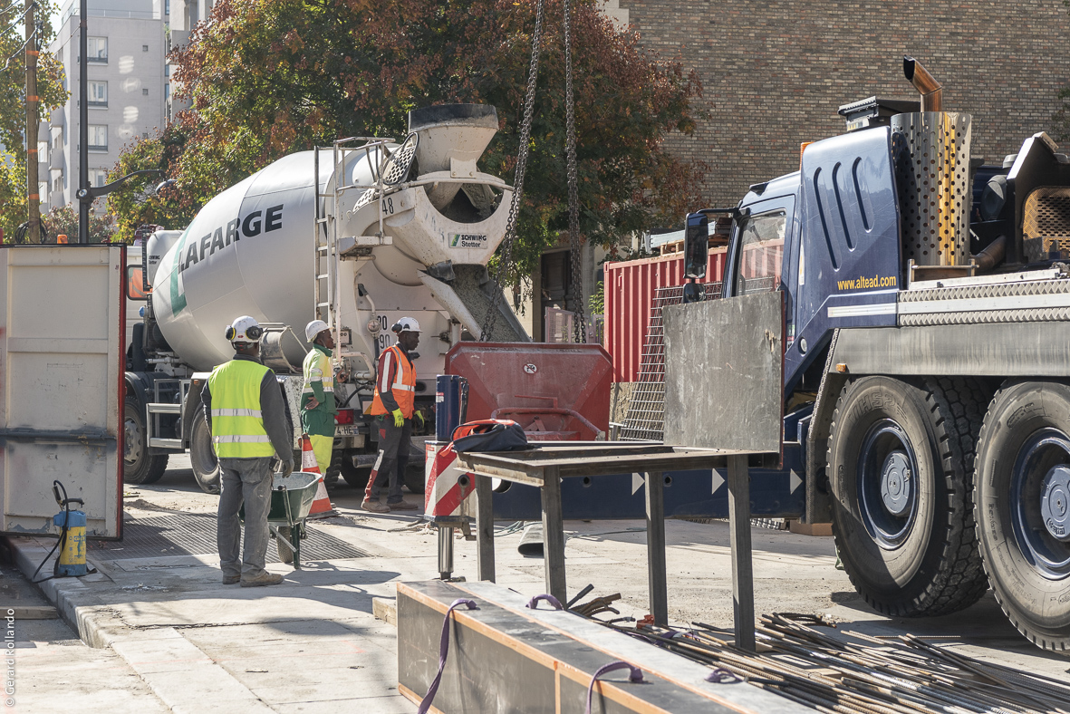 Photo de l'approvisionnement en béton pour le chantier de la future gare Maison-Blanche Paris XIIIe, depuis l'avenue d'Italie.