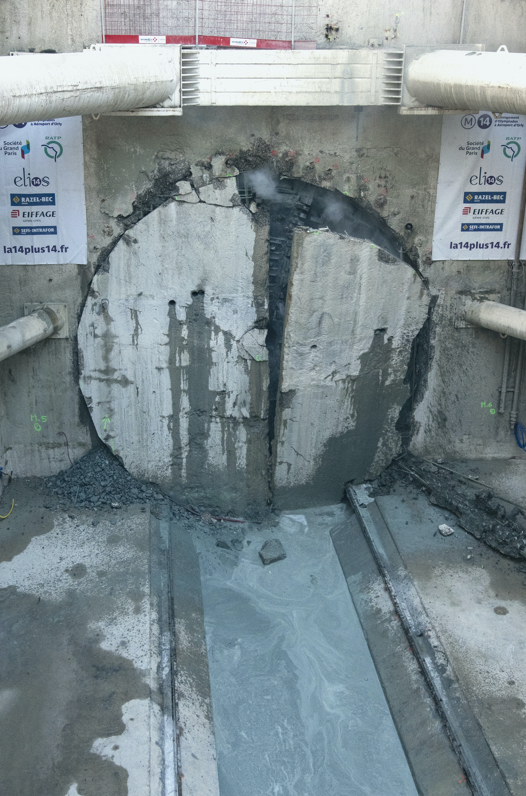 Photo du tunnelier Claire qui apparaît dans le puits Jean Prouvé, le 10 décembre 2020 à 15 h