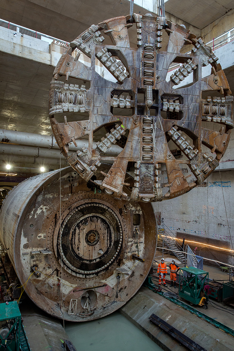 Photo du levage et de l'extraction de la roue de coupe du tunnelier Koumba, le 1er octobre 2020