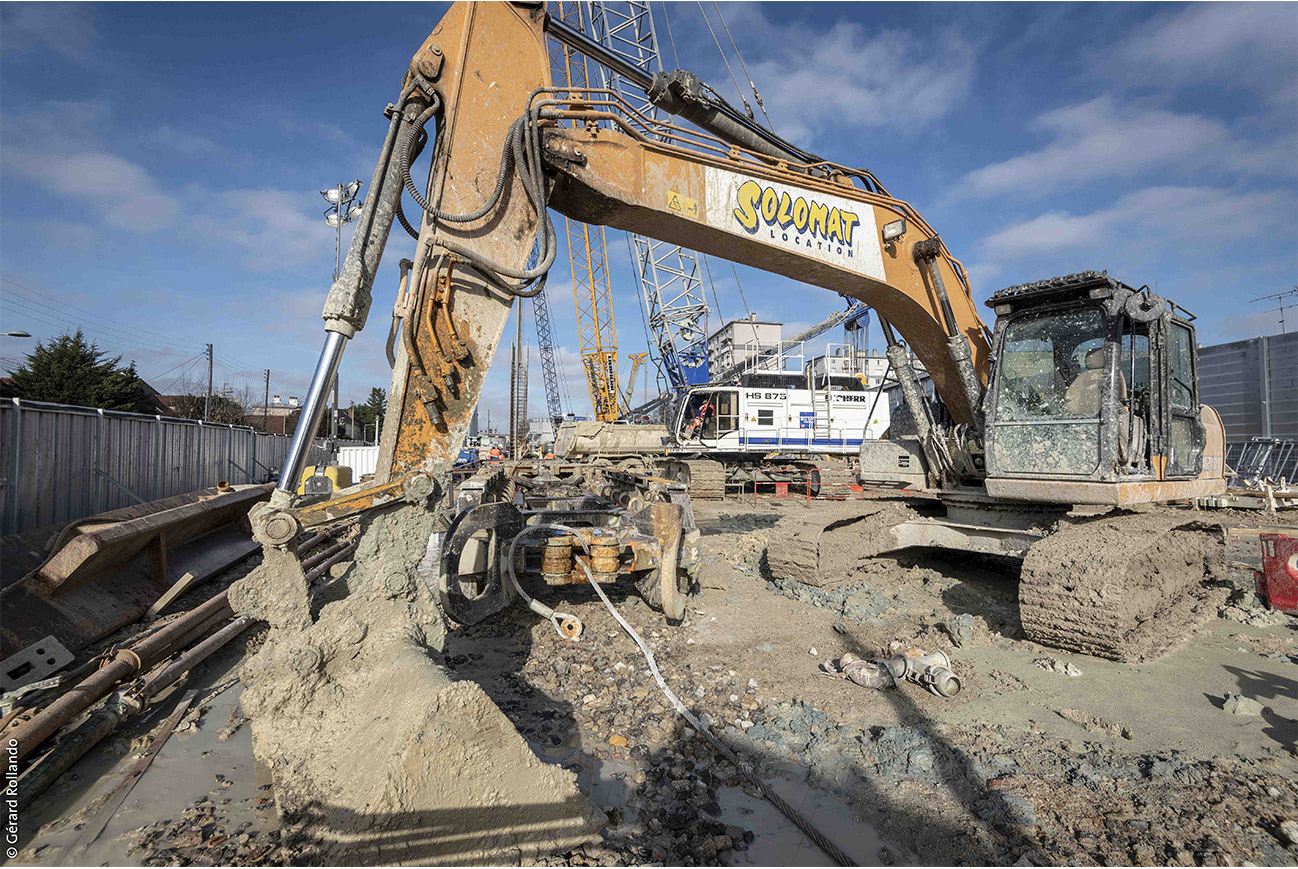 Photo d'une pelle mécanique sur le chantier de la future gare Chevilly Trois-Communes