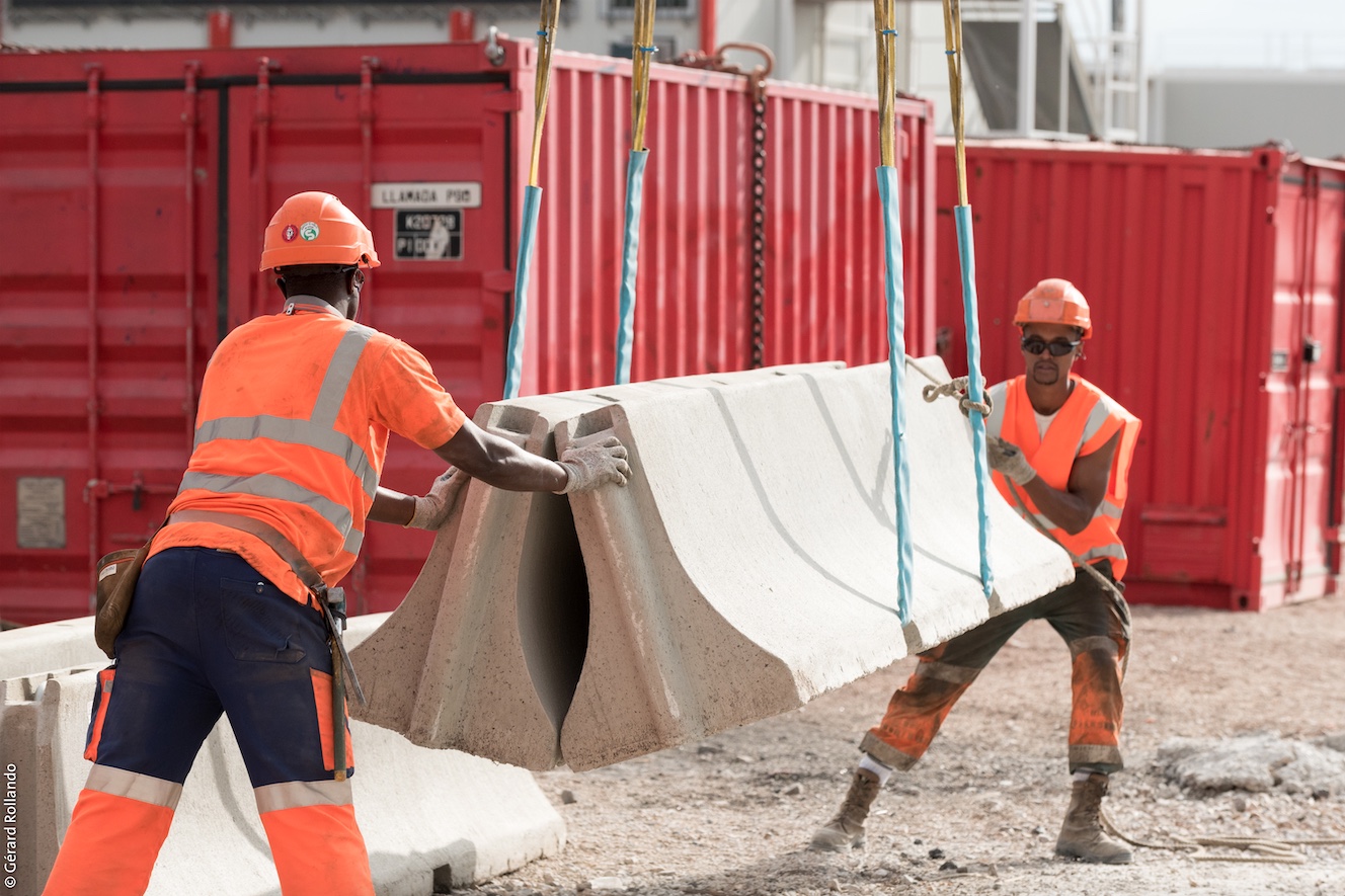 Photographie de deux ouvriers en train d'aménager un chantier du Grand Paris Express
