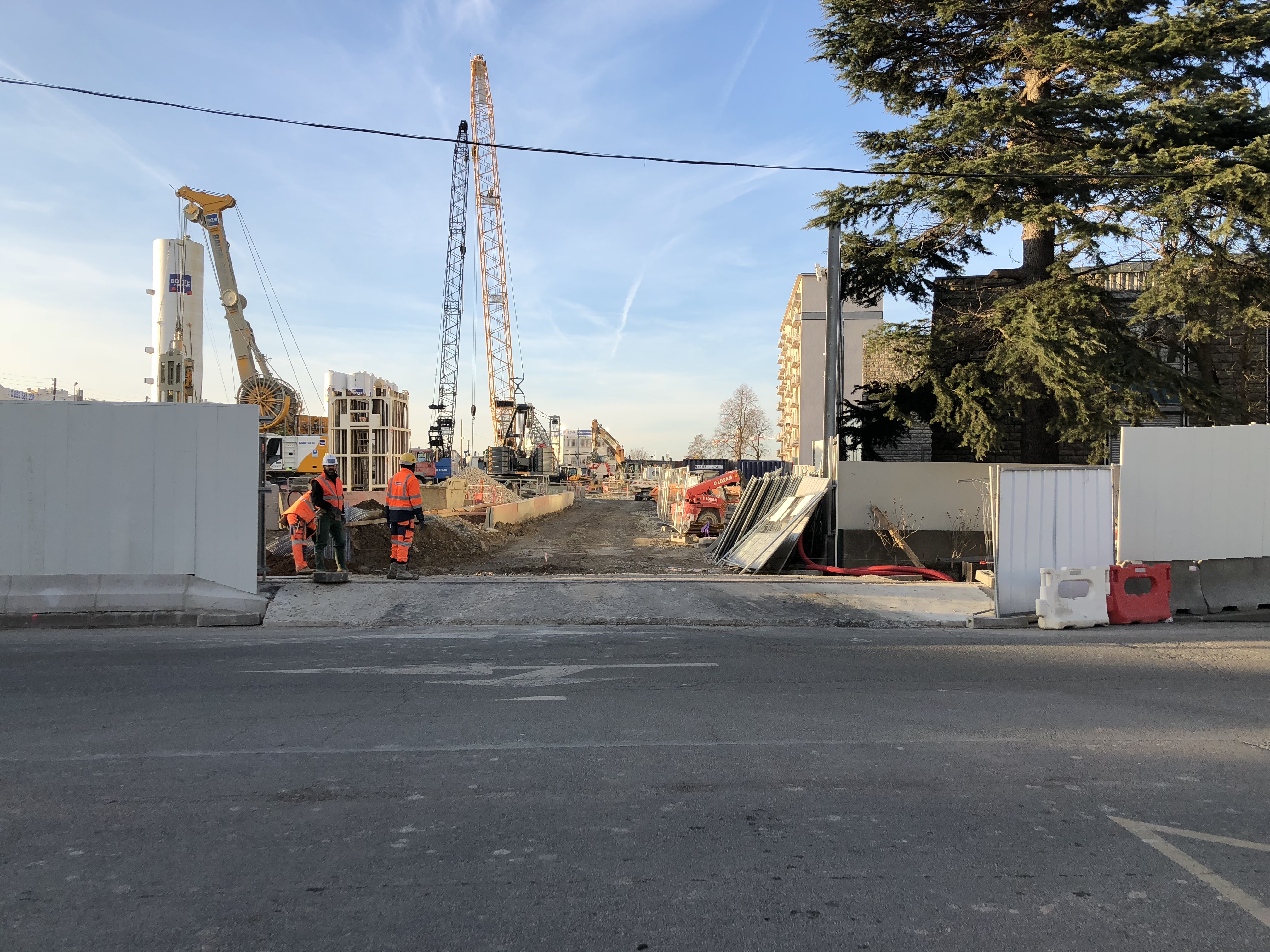 Photo de l'accès principal du chantier de la future gare Chevilly Trois-Communes, rue Paul Hochart à Chevilly-Larue