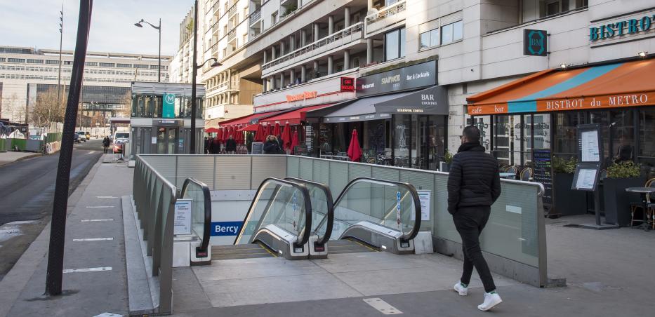 Photo d'un accès à la station Bercy sur la ligne 14 existante du métro parisien