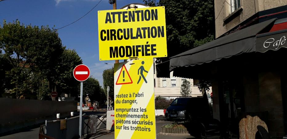 Photographie des panneaux de signalisation aux abords du square Jules Guesde en chantier.
